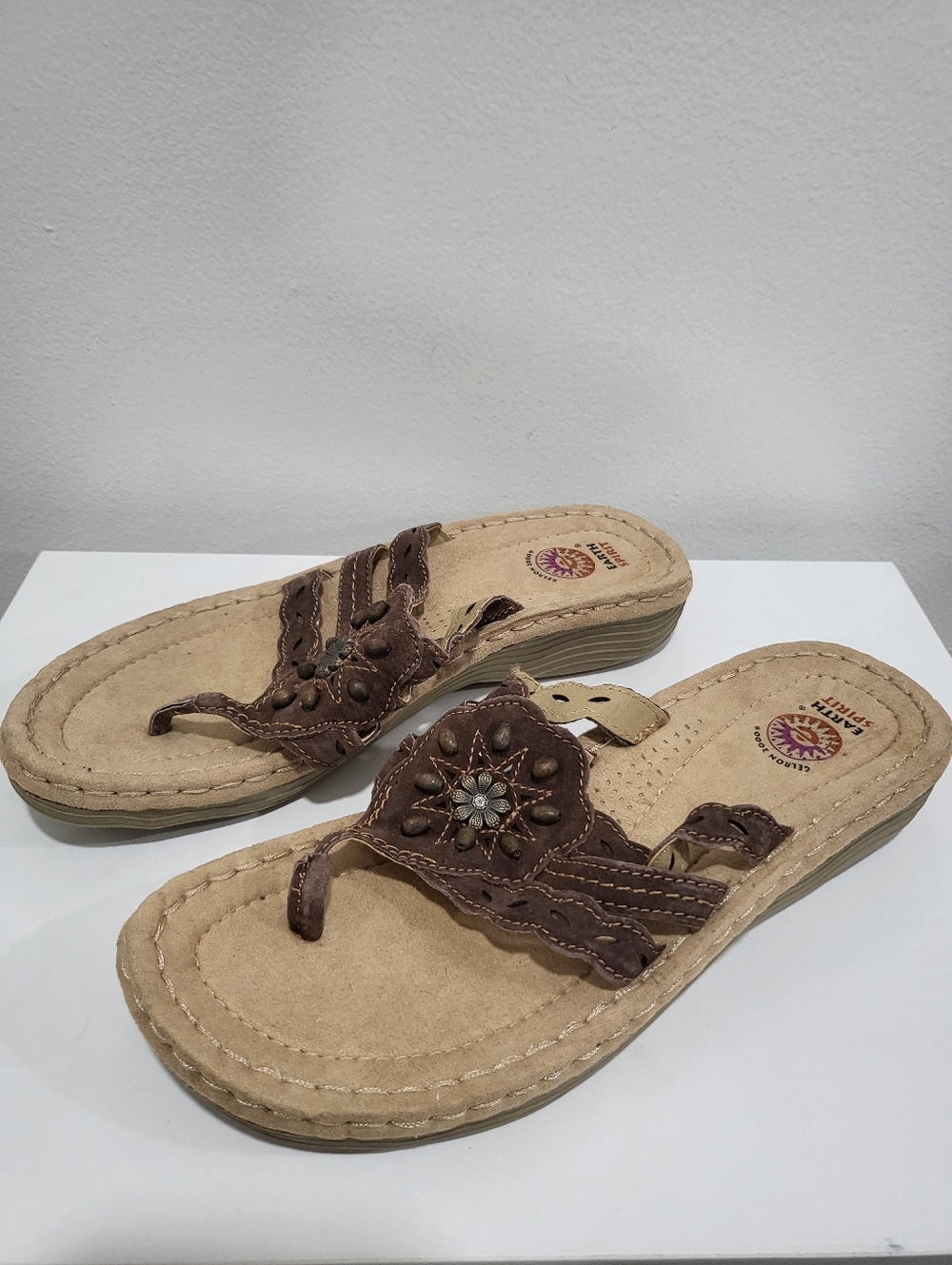 NWOT Earth Spirit Brown Leather Embellished Wedge Aimi Sandals - Size 9.5